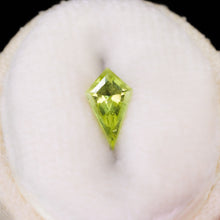 Load image into Gallery viewer, Create your own ring: 0.75ct green kite sapphire