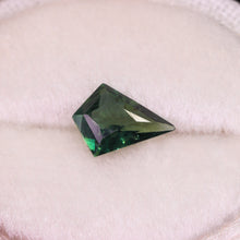 Load image into Gallery viewer, Create your own ring: 0.80ct green/bicolor Australian kite sapphire