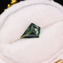 Load image into Gallery viewer, Create your own ring: 0.80ct green/bicolor Australian kite sapphire