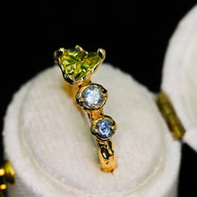 Load image into Gallery viewer, Luna Rose: 14k Starbrite Australian sapphire 5-stone ring (ooak)